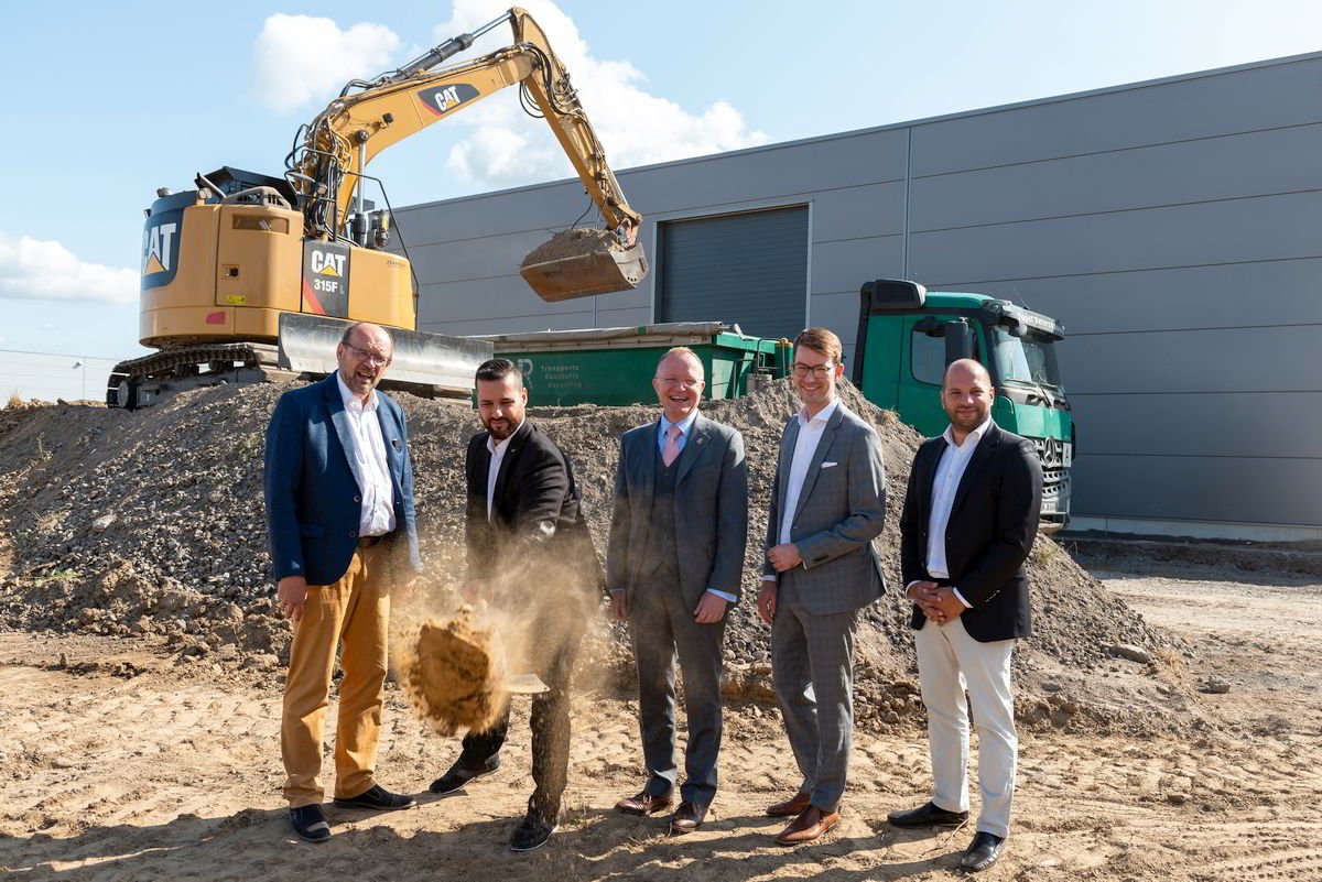 Spatenstich für den Anbau der Ares GmbH Lünen Erkan Doganay, Geschäftsführer Ares GmbH (mit Schaufel), NRW-Landtagsabgeordneter Rainer Schmeltzer, Eric Swehla von der Wirtschaftsförderung Lünen GmbH, Sebastian Miczka von der Kanzlei Miczka und Batu Öner von ONE Bau Consulting GmbH beim traditionellen Spatenstich